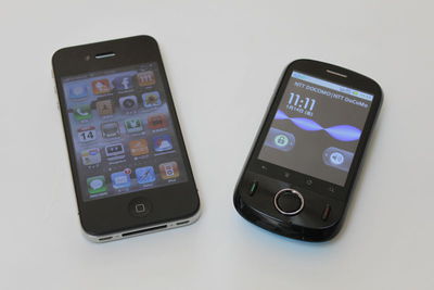 iPhone 4よりもひと回り小さいが、そこそこの厚みはある