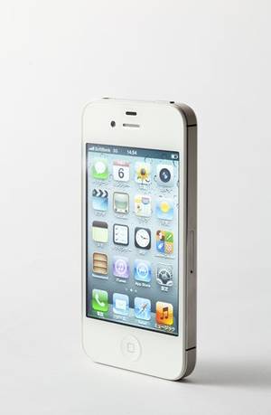 ついに登場した「iPhone 4S」。外観上はほとんど変わっていないのが残念だ。