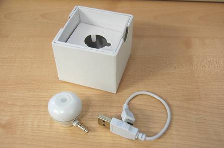鼻焼肉キットのパッケージはシンプルでかっこいい。香りを噴出させるデバイス以外にも、充電用USBケーブルが同梱されている。