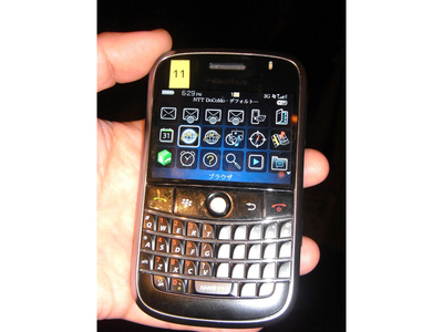 BlackBerry Boldは、写真を見ると大きそうにみえるが、実物は意外にコンパクト。