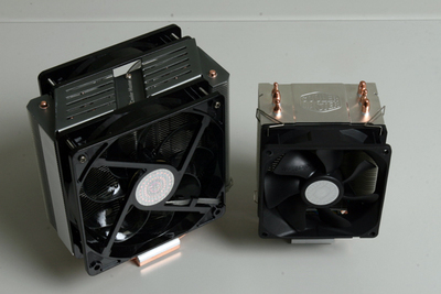 開発中の小型CPUクーラー「Hyper TX3」（写真右）。写真左のHyper N620（日本未発売）と比べるとその小ささが分かる