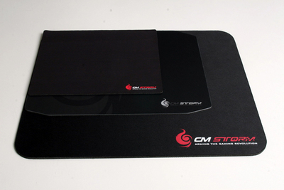 CM Stormのアクセサリーとして販売するゲーム用マウスパッド。大きさや表面処理が異なる3種類を発売予定