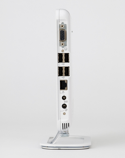 背面は幅一杯にアナログRGBやUSB 2.0×4といった端子を配置している。ネットワーク機能はGigabit Ethernetにも対応している。