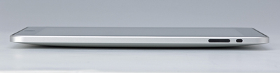 非常に薄い本体の右側面には、スクリーンの回転ロックボタン(右端）と音量調整ボタン(左）が装備されている。