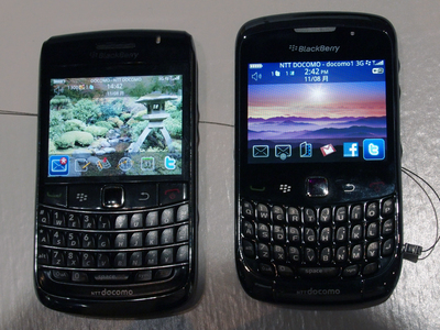 BlackBerry Bold 9700（左）とCurve 9300。縦横のサイズは同じ。Curveの方が全体的に丸みを帯びたデザインだ。