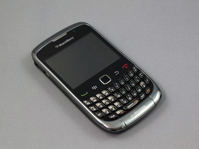 BlackBerry Curve 9300。基本的なスタイルはBoldと同じだ。