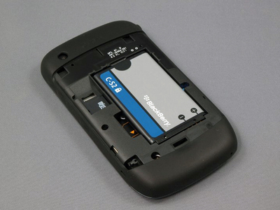 バッテリーカバー内部には、SIMスロット（バッテリーの下）と、マイクロSDカードスロットがある。マイクロSDカードスロットは、バッテリーを外さなくてもアクセス可能だ。