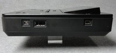 左からDV端子、ビデオカメラやデジカメ接続用のUSBタイプA、パソコン接続用のUSBタイプBだ