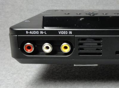 VHSビデオやレーザーディスクデッキの接続に使えるコンポジット端子の音声、映像入力もある。VHSビデオやHi8ビデオのBD/DVD化にも使える