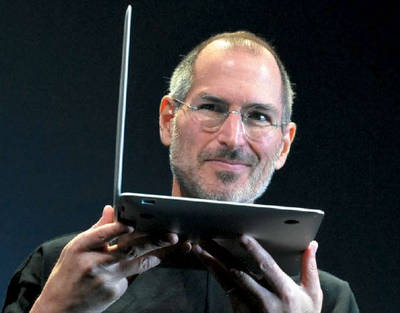 2008年のMacworld Expo/San Franciscoにて。薄型超軽量のMacBook Airを披露するジョブズ（写真：三井 公一（サスラウ））