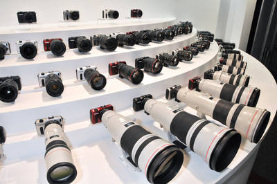 別売のマウントアダプターを併用することで、60種類以上もあるデジタル一眼レフカメラ用のEFレンズが利用できる。プロ向けの高性能レンズも例外なく使える。