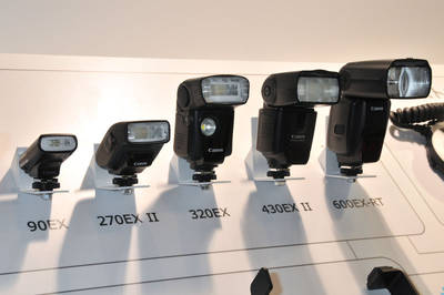 EOS Mの上部にはさまざまなアクセサリーを装着するためのホットシューが搭載されており、デジタル一眼レフカメラ用の外部フラッシュが利用できる。