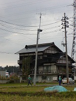 写真1●2004年の新潟県中越地震で電柱が傾いてしまったPHS基地局。基地局自体は動作し続けていたという（ウィルコム提供）